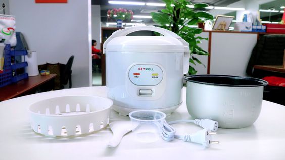 Đi kèm Hotwell RC10H1 là một tầng lưới để hấp, vá bới cơm và chén đong gạo