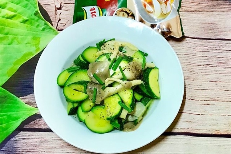 Bí ngòi xào nấm