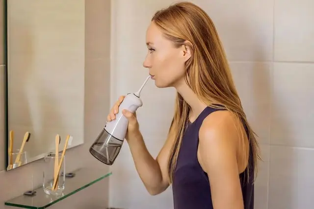 Giải đáp thắc mắc: Nên dùng tăm nước trước hay sau khi đánh răng thì tốt hơn?