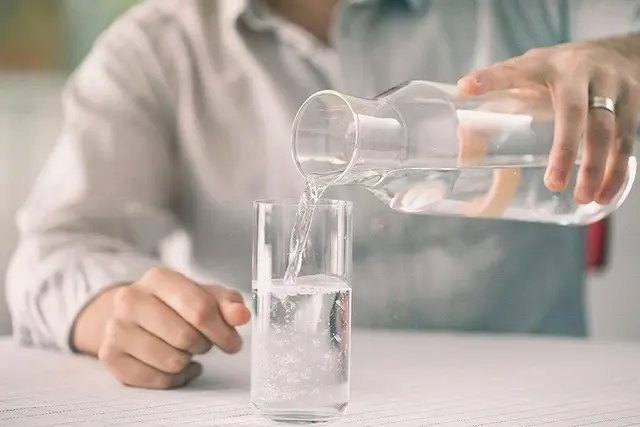 Uống nước lọc nhiều có tốt không? Cách uống nước lọc tốt cho gan, thận và toàn cơ thể