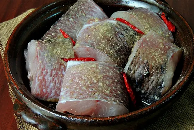 Có nên ướp cá qua đêm? Những điều cần biết để cá đậm vị, không bị hỏng