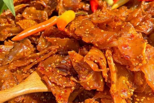 Trổ tài vào bếp làm khô cá đuối rim tỏi ớt siêu đơn giản, món ngon "hao cơm" cho ngày mưa