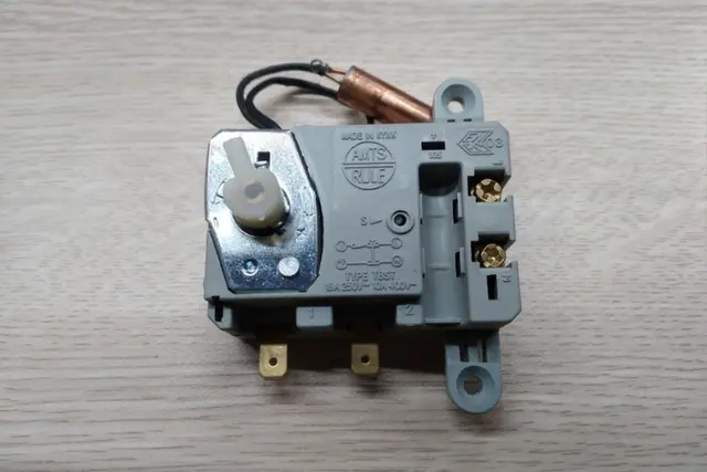 Rơ le nhiệt bình nóng lạnh Ariston 30L: Cấu tạo, nguyên lý hoạt động chi tiết