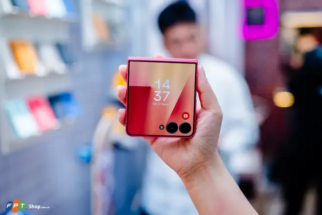 Trên tay Samsung Galaxy Z Flip7 tại Việt Nam: Màn hình ngoài tràn viền, màu mới trendy, pin lớn 4.300mAh