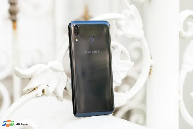 Samsung Galaxy M20 - Camera kép, Pin trâu 5000 mAh