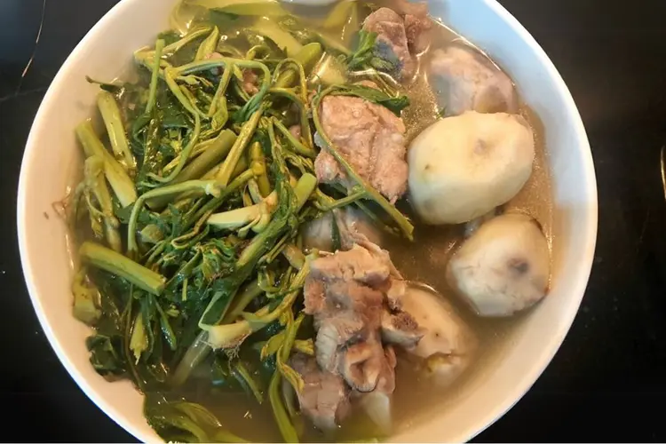 Món canh khoai sọ rau rút nấu sườn cho bữa cơm gia đình thêm ấm cúng
