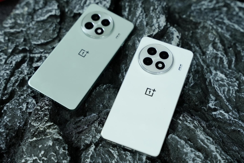 OnePlus Ace 5 Pro áp dụng triết lý thiết kế phẳng toàn diện với khung viền phẳng