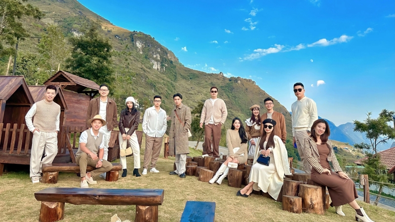 Đi du lịch nhóm giúp chia sẻ chi phí đáng kể