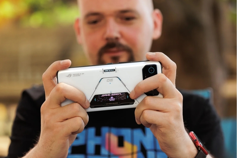 Trên tay ROG Phone 6 (2)