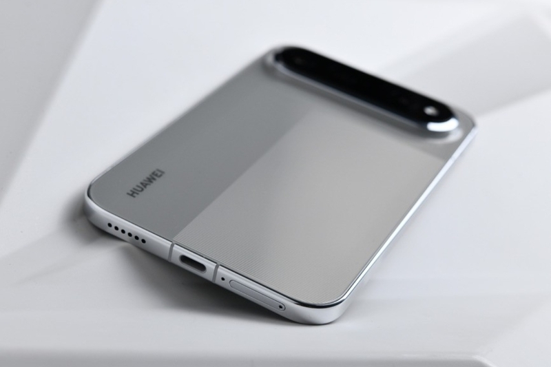 Cạnh dưới của máy được bố trí khe SIM, USB-C và hệ thống loa.