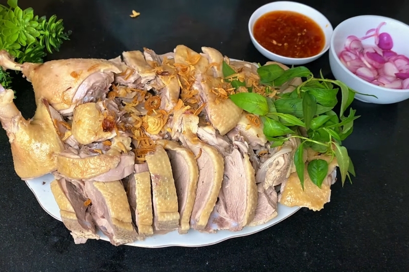 Thịt vịt luộc thơm ngon, ăn kèm với rau răm, gừng giã và nước mắm gừng.​