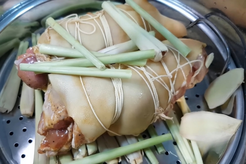 Cho thịt dê vào nồi nước lạnh cùng gừng, sả, lá chanh, hành khô, muối và tiêu