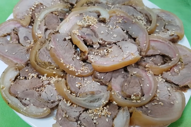 Vớt thịt ra để ráo, cắt thành miếng mỏng ăn kèm với rau thơm, bún tươi và nước chấm