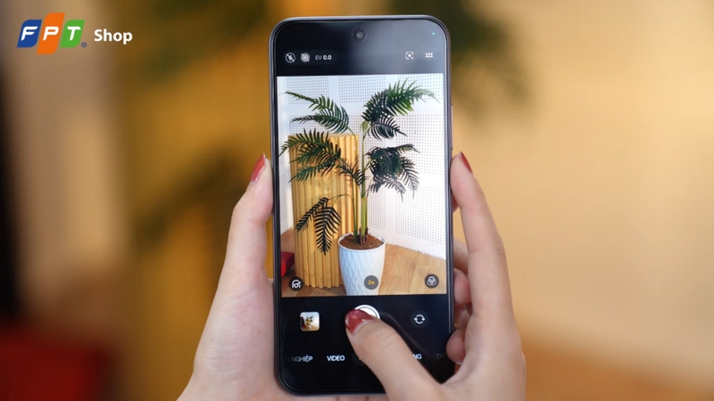 Người dùng cũng có thể chủ động chuyển đổi thủ công sang mức zoom 2x trên camera