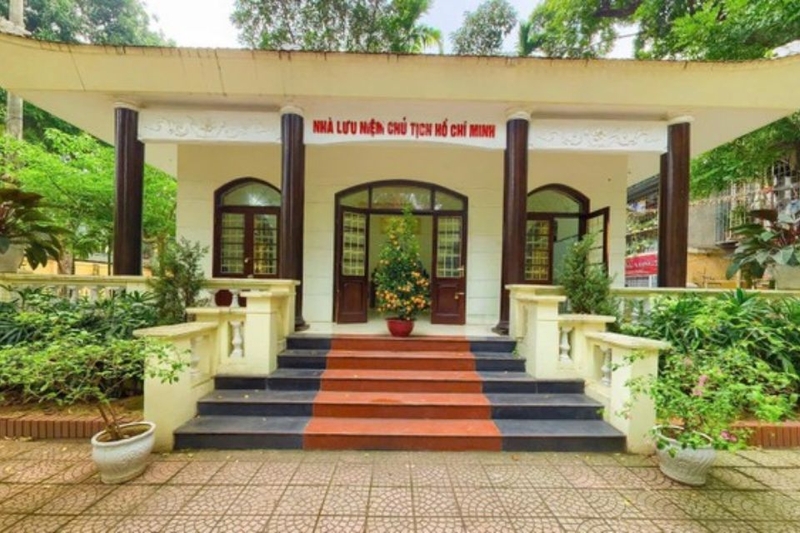 Hồ Chủ tịch đến thǎm nhà ǎn khu tập thể Kim Liên (1963)