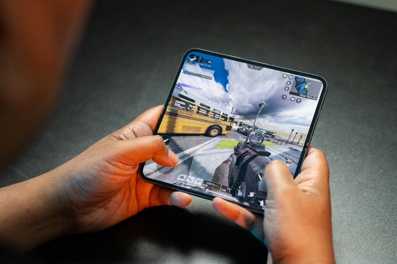 Điện thoại gập chơi game có mượt không (6)