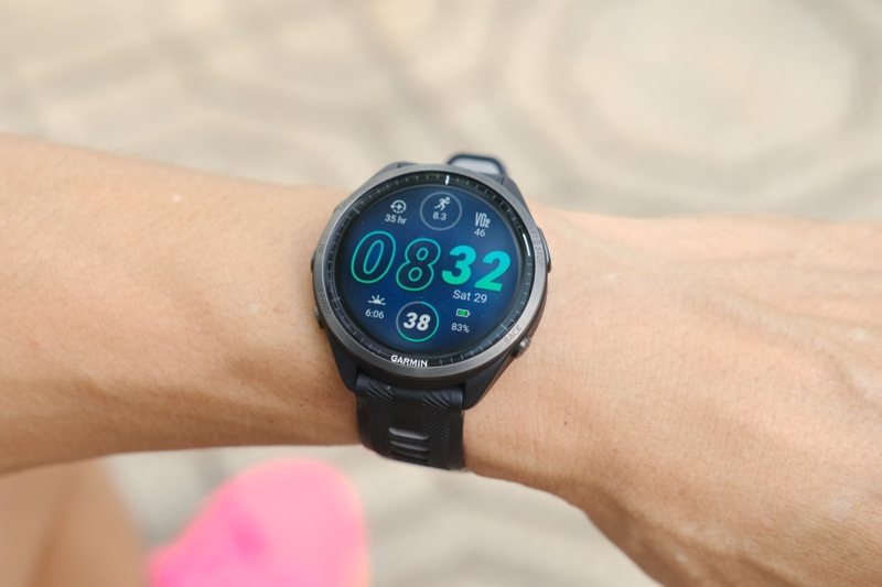 Garmin Forerunner như 965 sử dụng màn hình AMOLED 1,4 inch