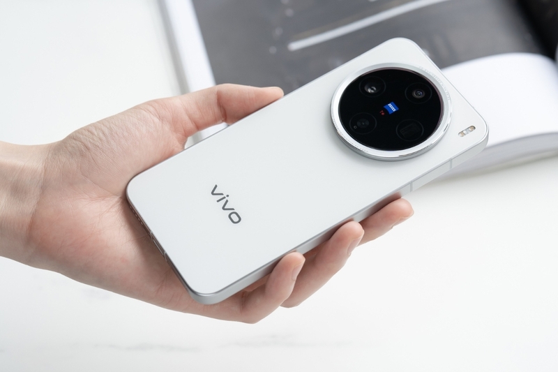 Vivo X200 Pro mini sở hữu thiết kế nhỏ gọn với màn hình phẳng 6.31 inch