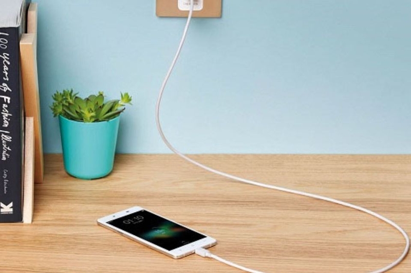 Dùng điện thoại trong lúc sạc có sao không?