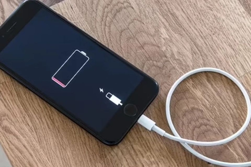 Sạc điện thoại qua đêm có hại pin không?