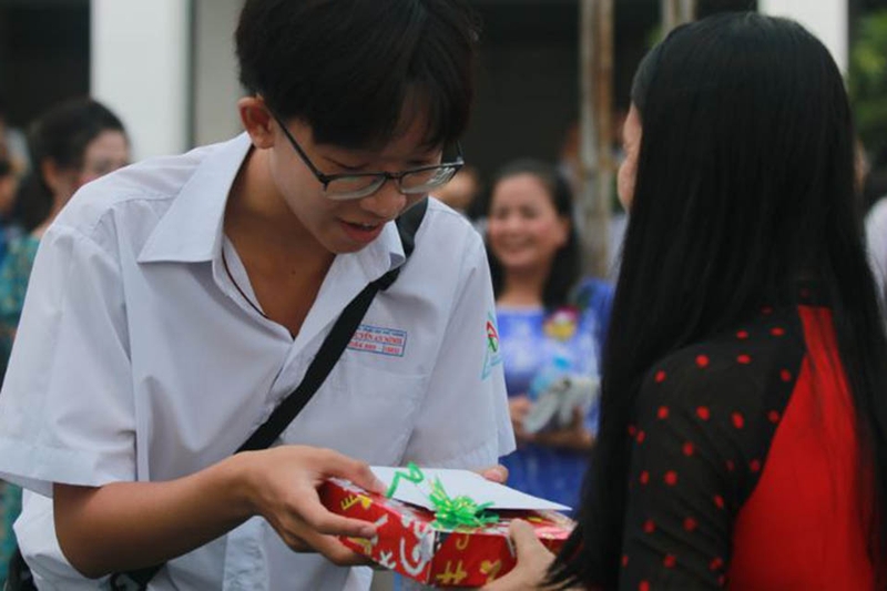 20/10 có tặng quà cho cô giáo không 11