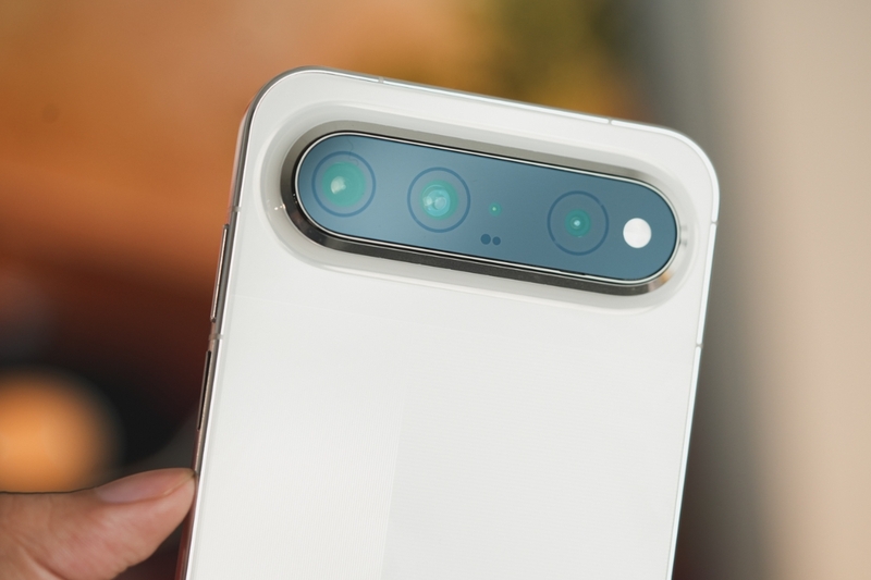 Mặt lưng tạo dấu ấn riêng với cụm camera hình chữ nhật bo tròn