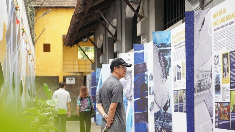 Tham gia triển lãm tranh ảnh về di sản và lịch sử