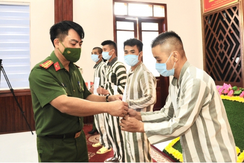Trích xuất phạm nhân và người chấp hành các biện pháp tư pháp khác