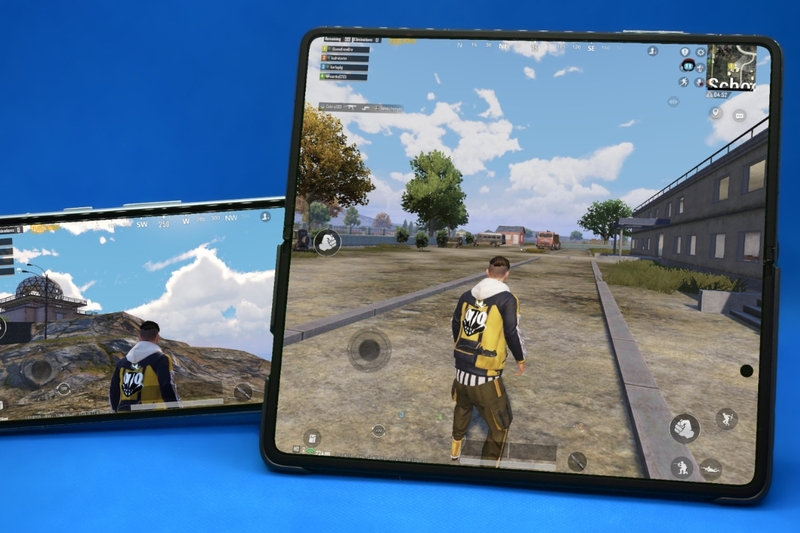 Điện thoại gập chơi game có mượt không (3)