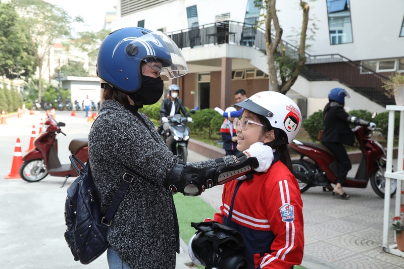 2 người không đội mũ bảo hiểm phạt bao nhiêu 3