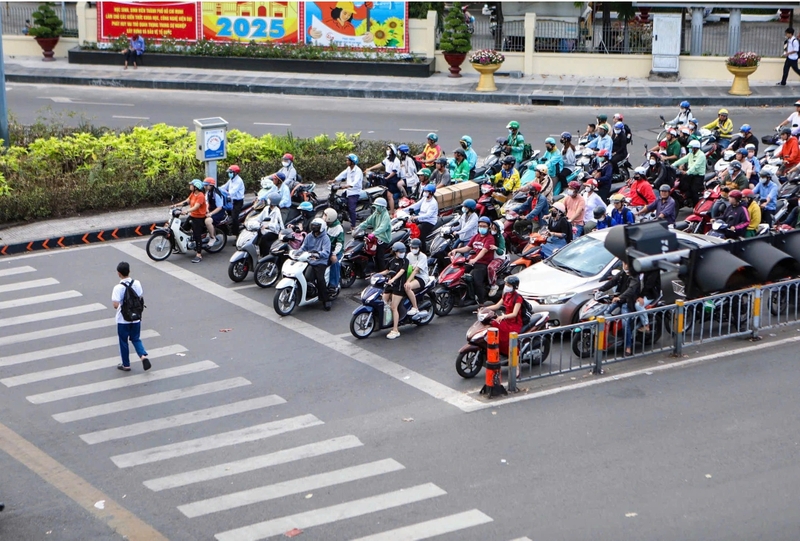 2 người không đội mũ bảo hiểm phạt bao nhiêu 2