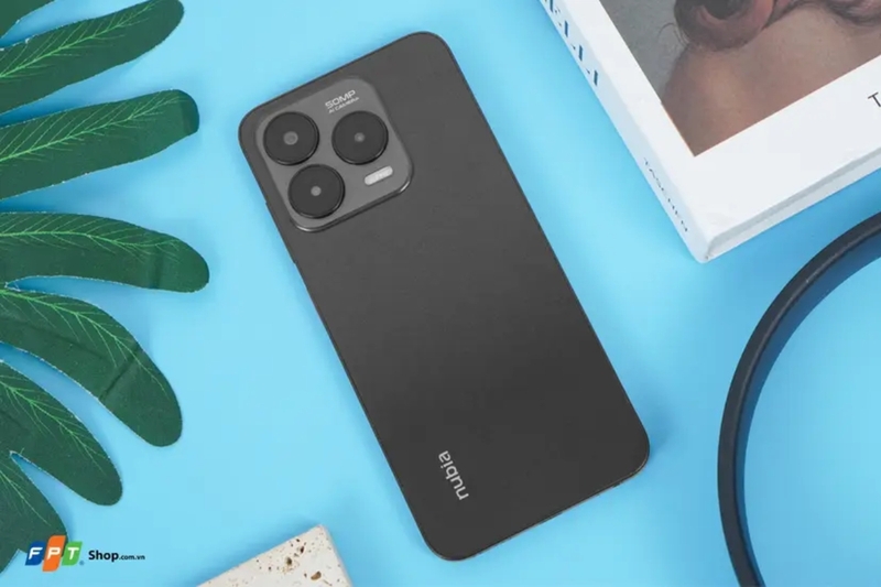Nubia V70 Design