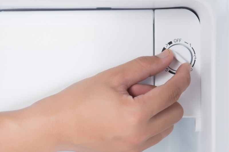 Nút chỉnh nhiệt độ tủ lạnh bị vặn sai lệch