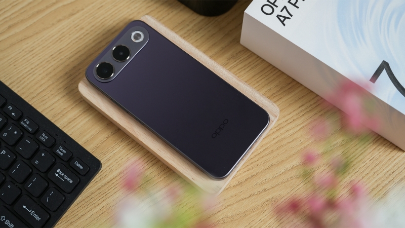 Cụm camera phía sau cũng được làm mới hoàn toàn khi chuyển sang khối dẹt nằm ngang