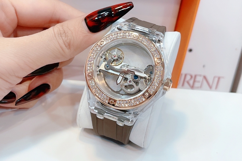 Davena sử dụng bộ máy quartz phổ biến trong phân khúc thời trang