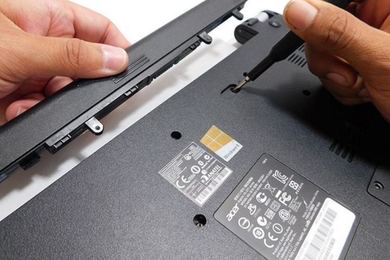 Bước 4: Ngắt kết nối cáp pin ngay lập tức