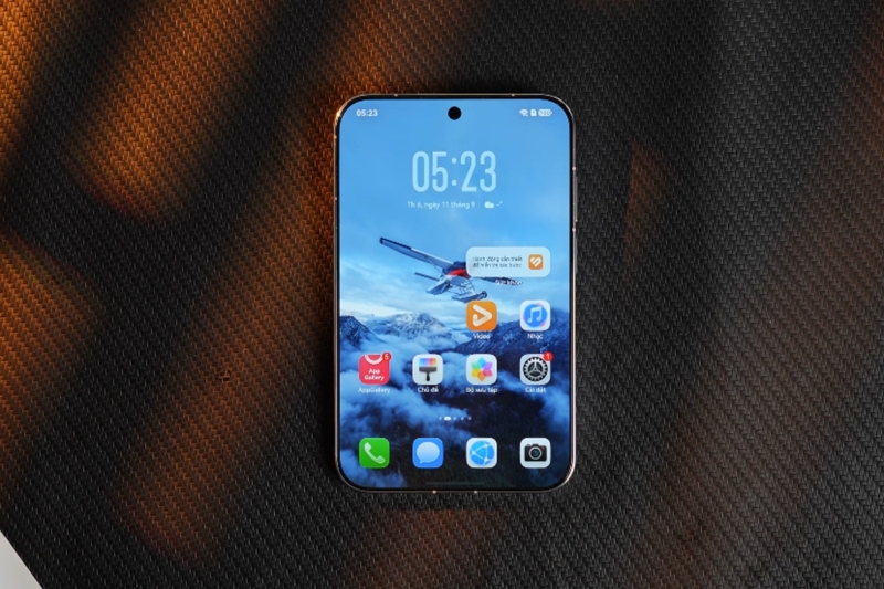 Màn hình 120 Hz trên Pura X View rất rộng, xem nội dung đã mắt