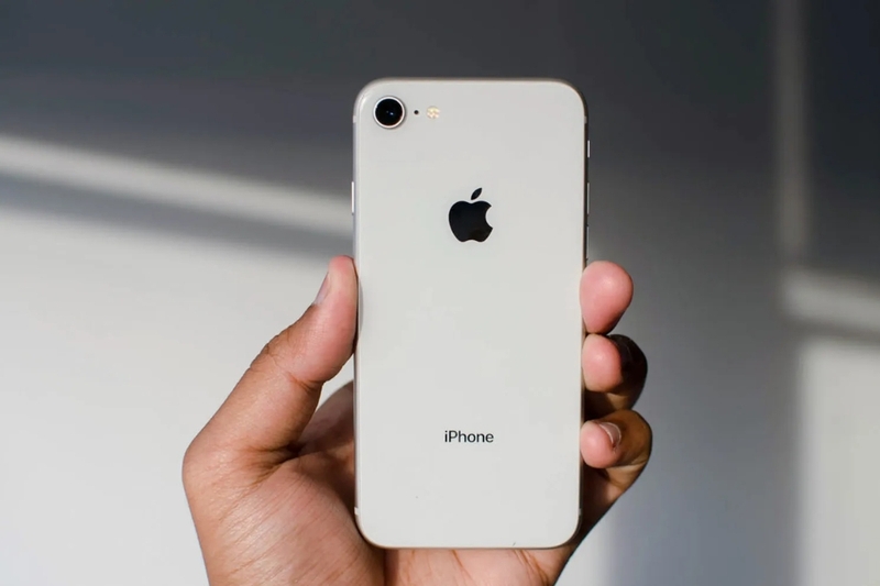 Thay đổi lớn nhất về thiết kế là iPhone 8 chuyển từ mặt lưng nhôm sang kính cường lực