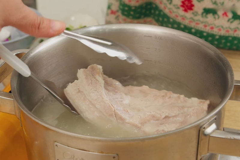 Tiến hành luộc thịt