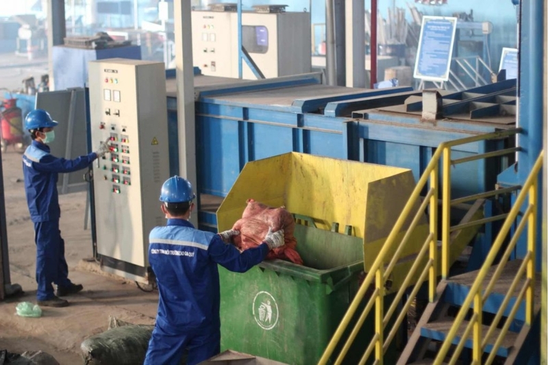 Trung tâm tái chế hoặc xử lý rác thải nguy hại