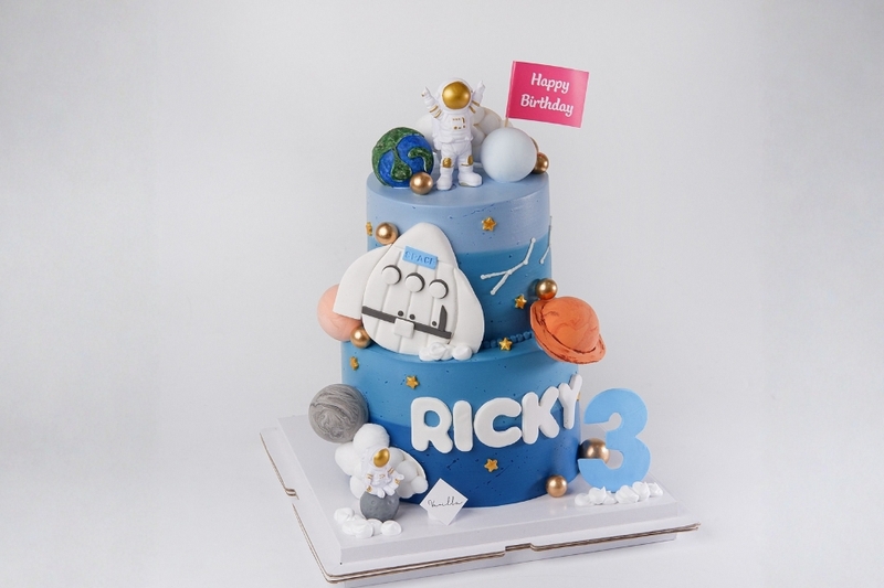 Bánh phi hành gia 2 tầng cho tiệc lớn