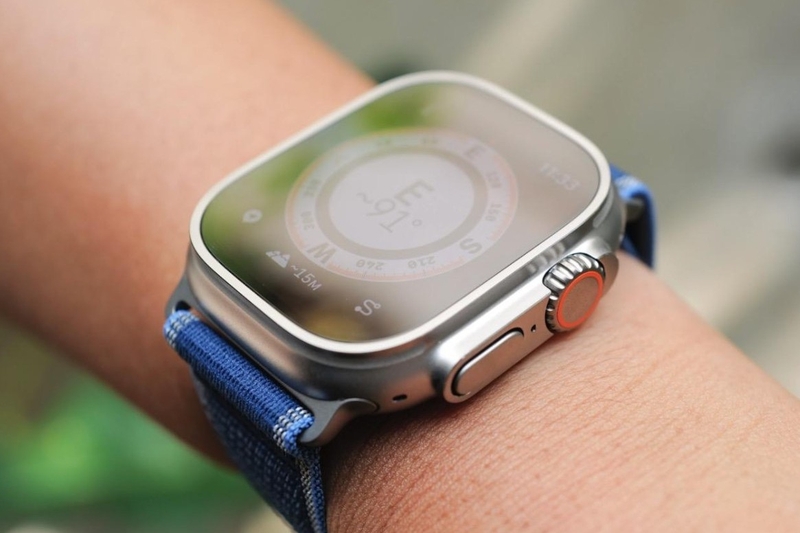 Apple Watch Ultra 3 được trang bị núm xoay Digital Crown cùng hai phím cơ gồm nút Action và nút Side