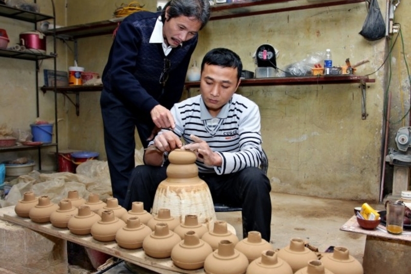 Mỗi chiếc ấm là thành quả của hàng chục giờ lao động miệt mài từ những nghệ nhân bậc thầy
