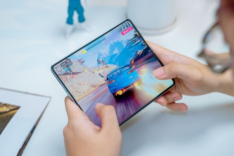 Điện thoại gập chơi game có mượt không (7)