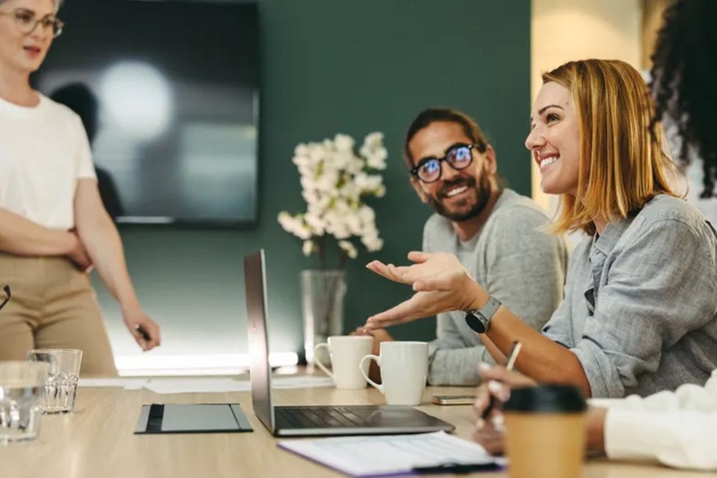 emotional salary được thể hiện qua những hành động tưởng chừng đơn giản nhưng lại có tác động sâu sắc
