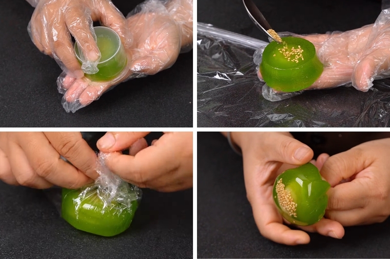 Sau khi bánh nguội hoàn toàn, dùng màng bọc thực phẩm gói từng chiếc bánh lại