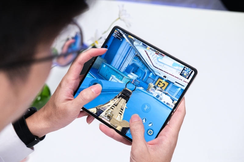 Điện thoại gập chơi game có mượt không (1)