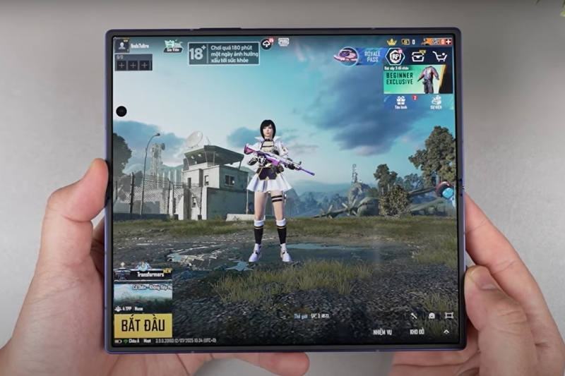 Điện thoại gập chơi game có mượt không (5)