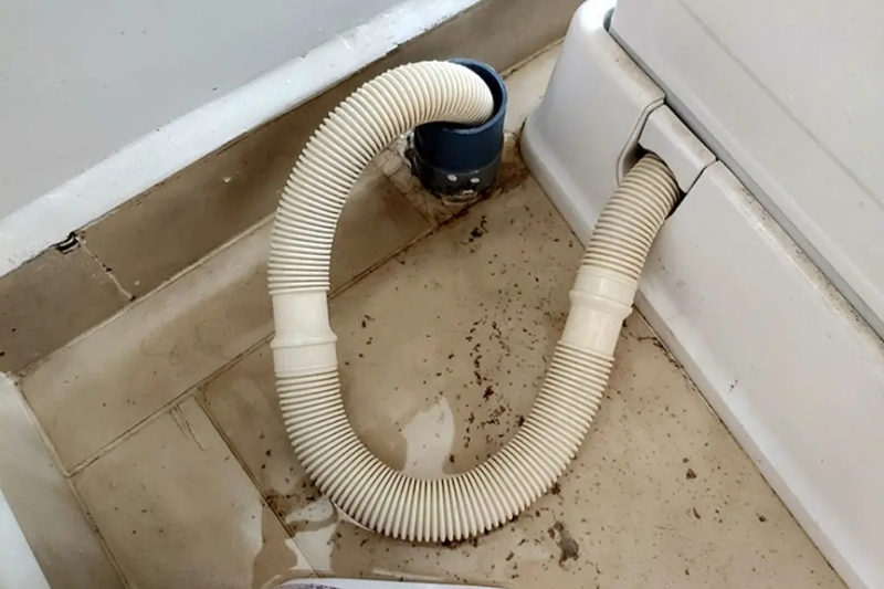 Kiểm tra ống cấp nước và ống xả nước