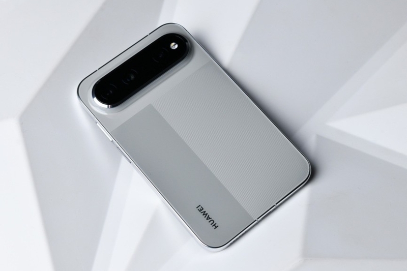 Huawei Pura X View có thiết kế mỏng nhẹ và tỉ lệ khác biệt